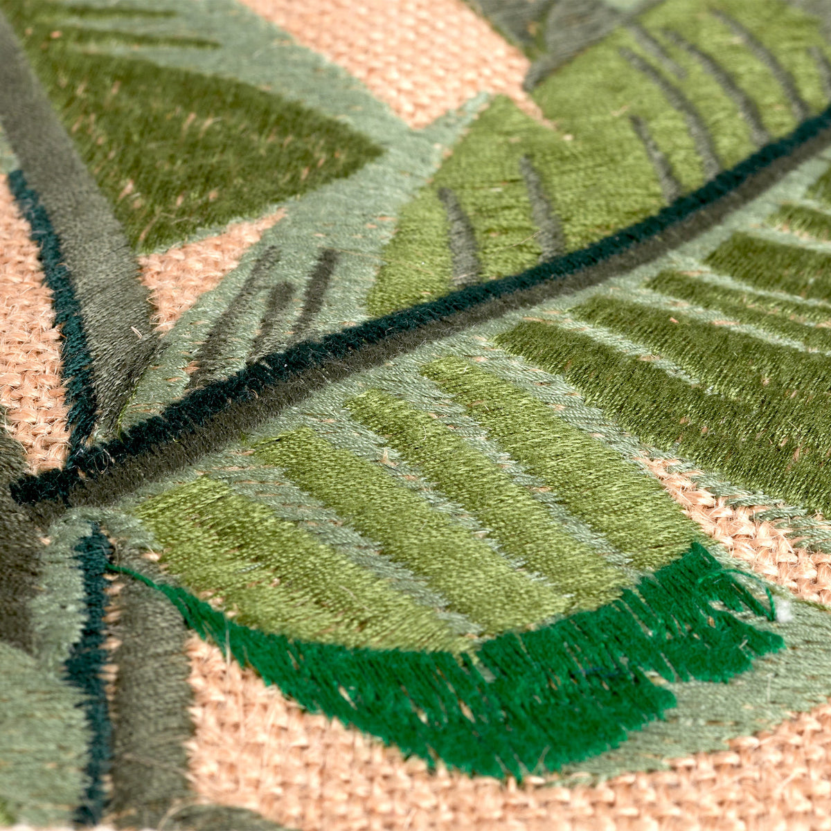 description_A multi-layered motif with eight varying thread colors. 